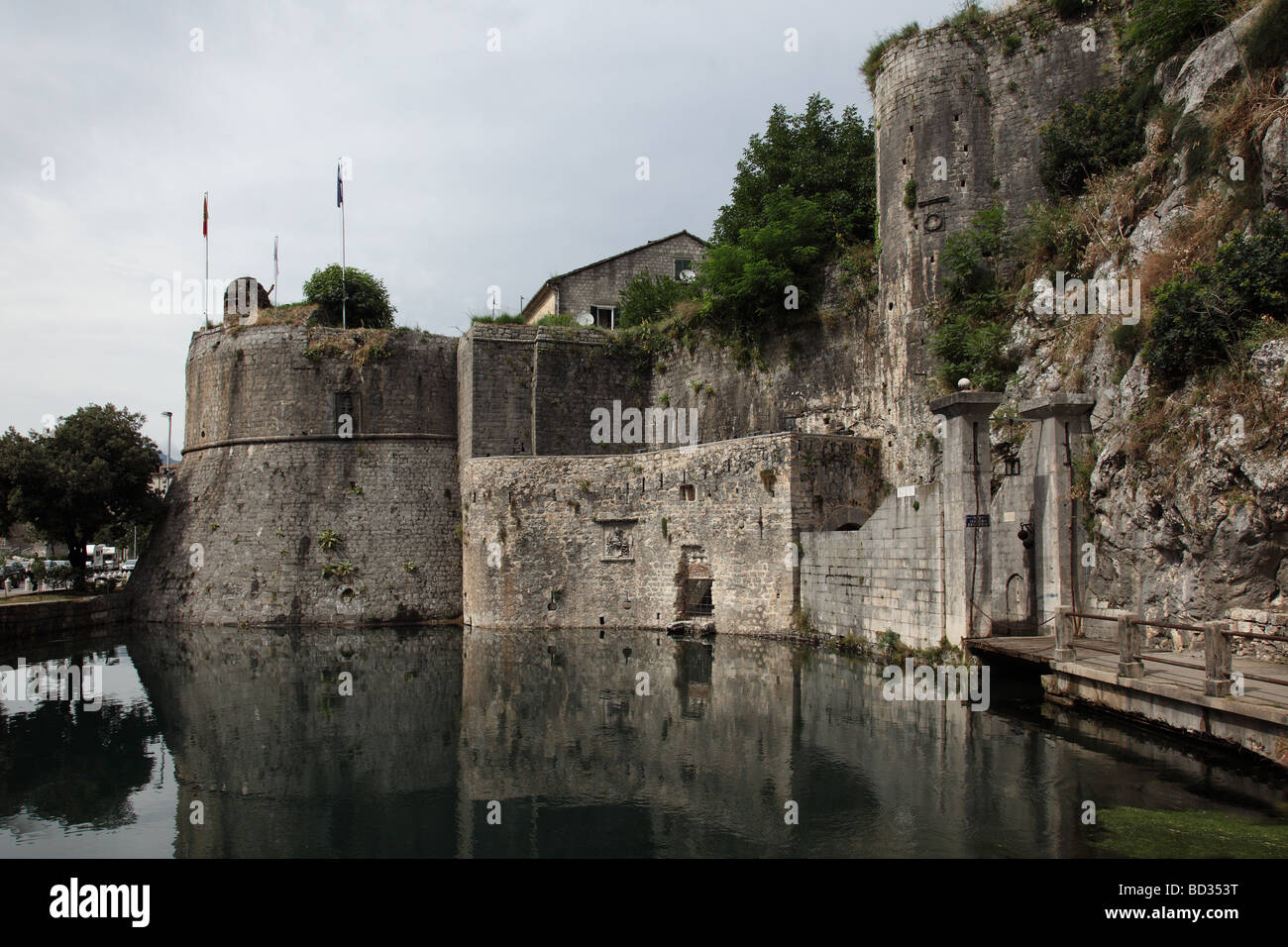 Muralla de la ciudad, el casco antiguo de Kotor, Montenegro. Foto de stock