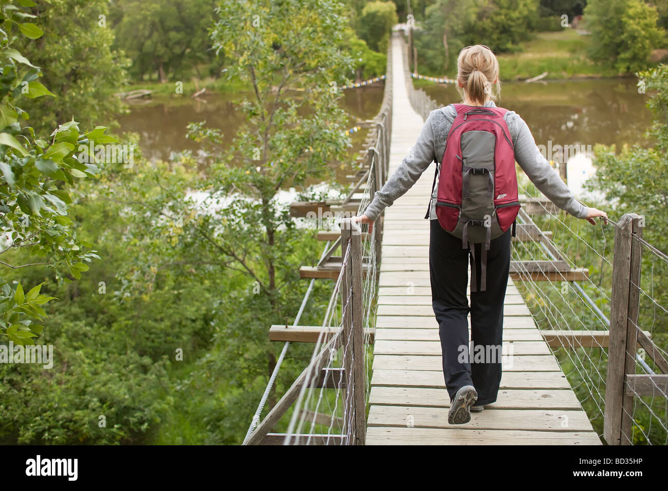 Mujer cruzando el puente giratorio fotografías