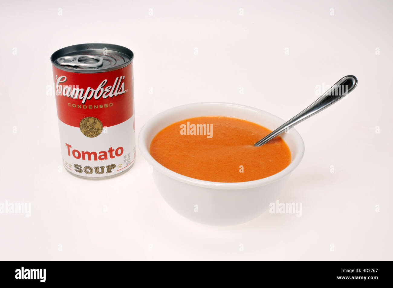 Campbell la lata de sopa de tomate con tazón de sopa de tomate sobre