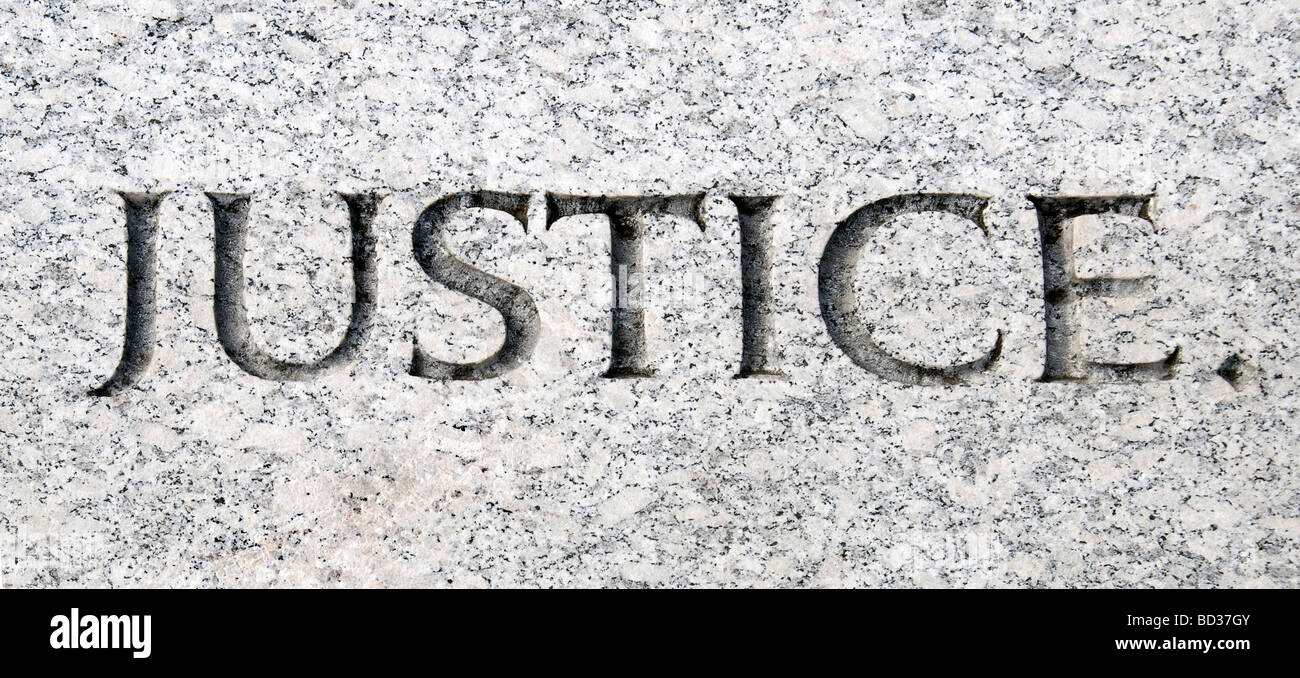 La palabra justicia tallada en piedra Foto de stock