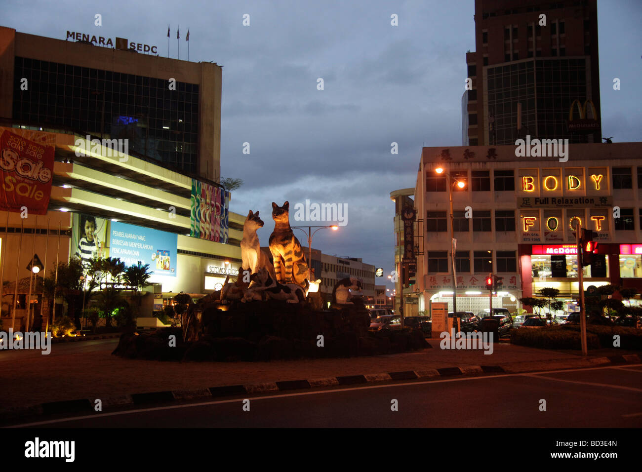 Cat iluminado estatuas en el centro de Kuching Borneo Sarawak Malasia Sudeste asiático Foto de stock