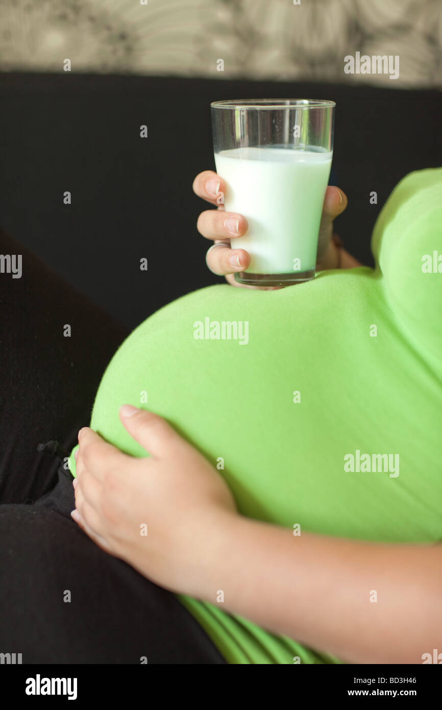 Mujer embarazada beber un vaso de leche Foto de stock
