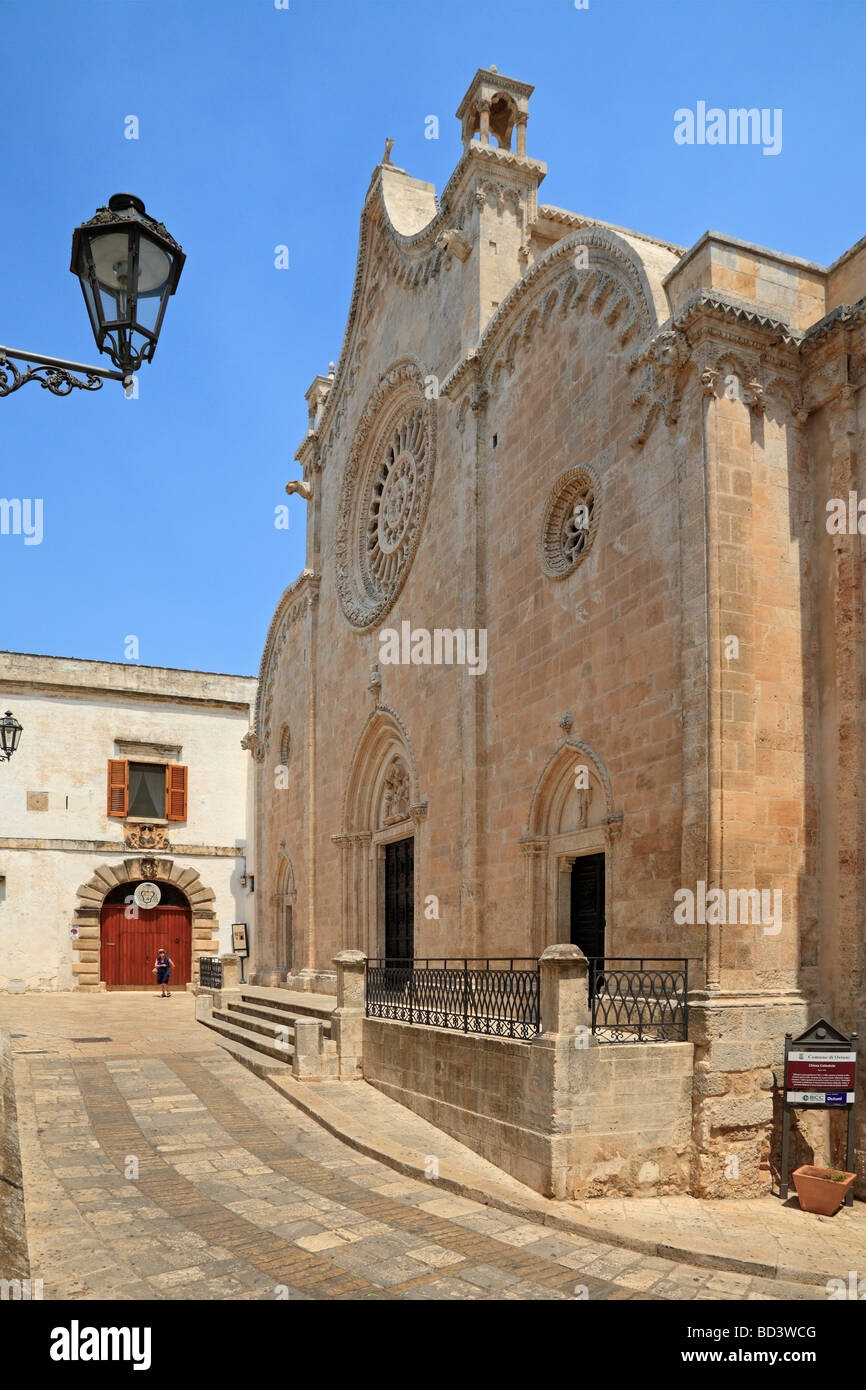 Ostuni Catedral en el Centro Storico, Ostuni, Puglia, Italia. Foto de stock