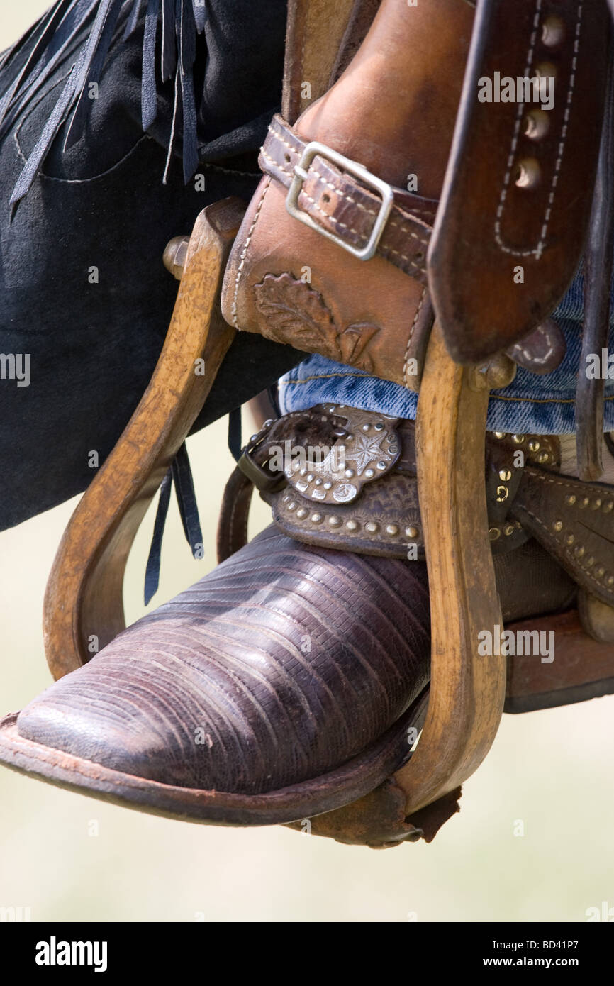 Los vaqueros Boot en el estribo en un American Quarter Horse Foto de stock