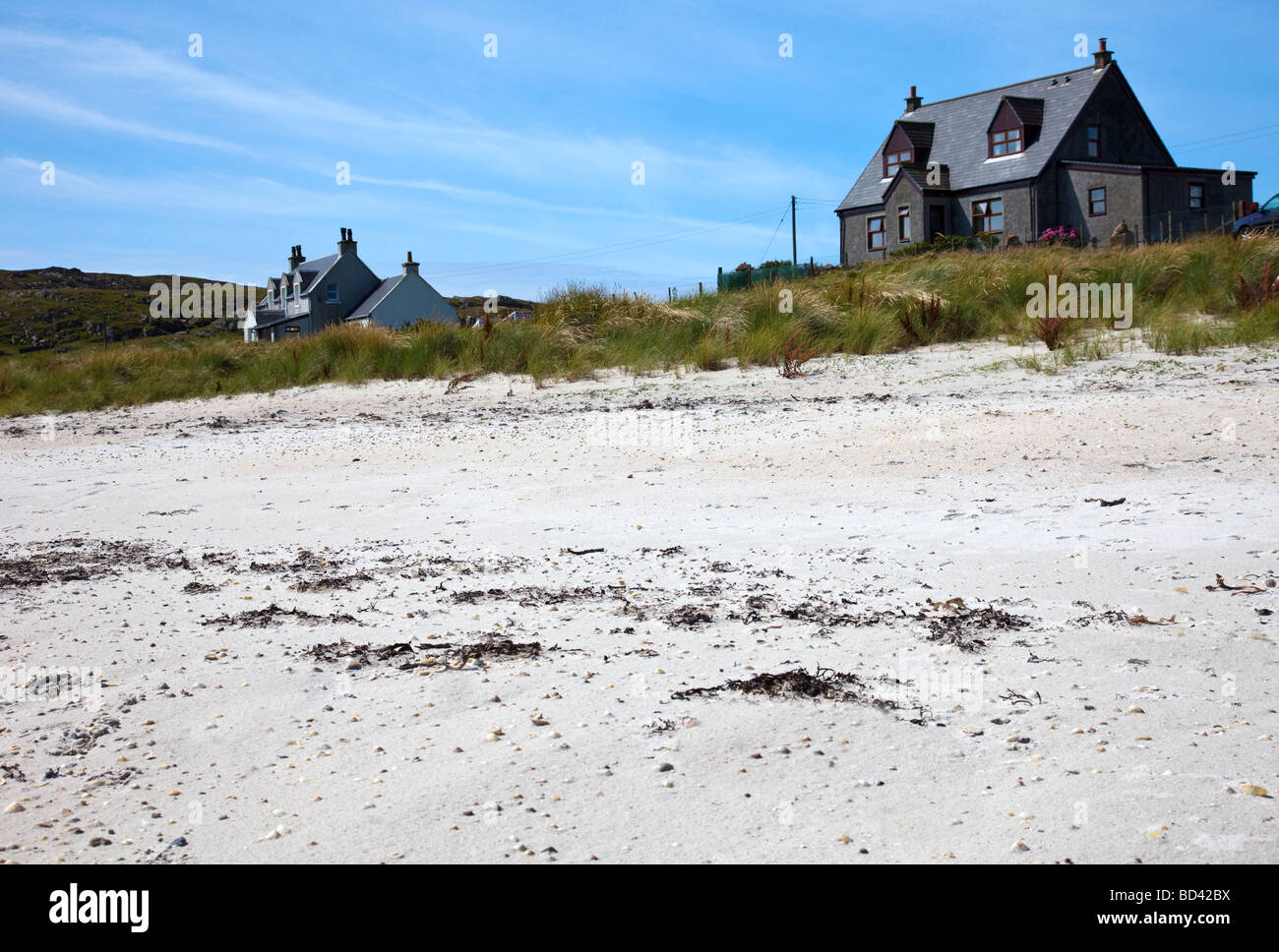 Casas en una playa de arena en el interior Hebridean Island de Iona, Argyll, Escocia Foto de stock