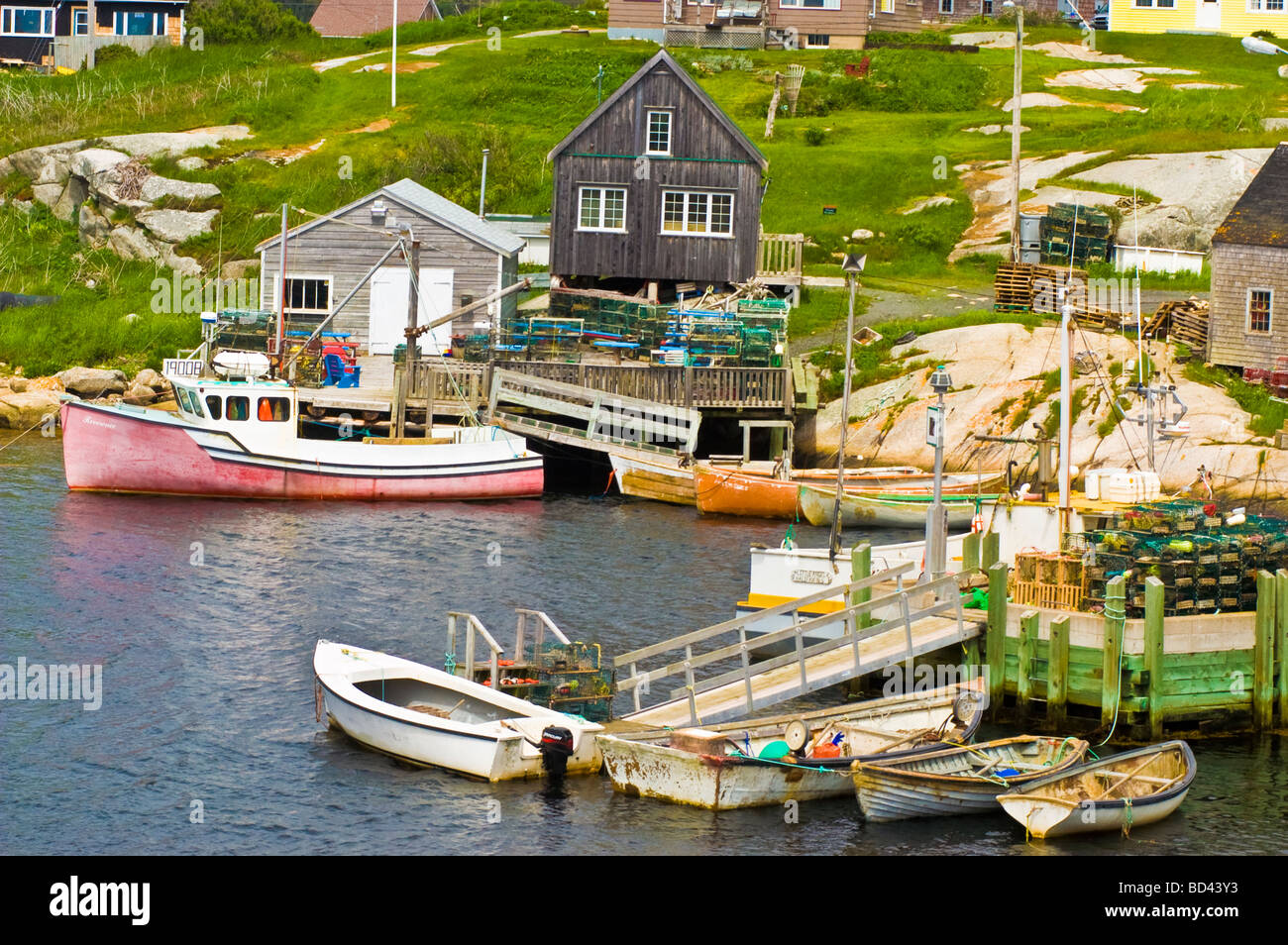Barcos y casa de pescador en Peggy's Cove, puerto de Halifax, Nova Scotia, Canadá Foto de stock