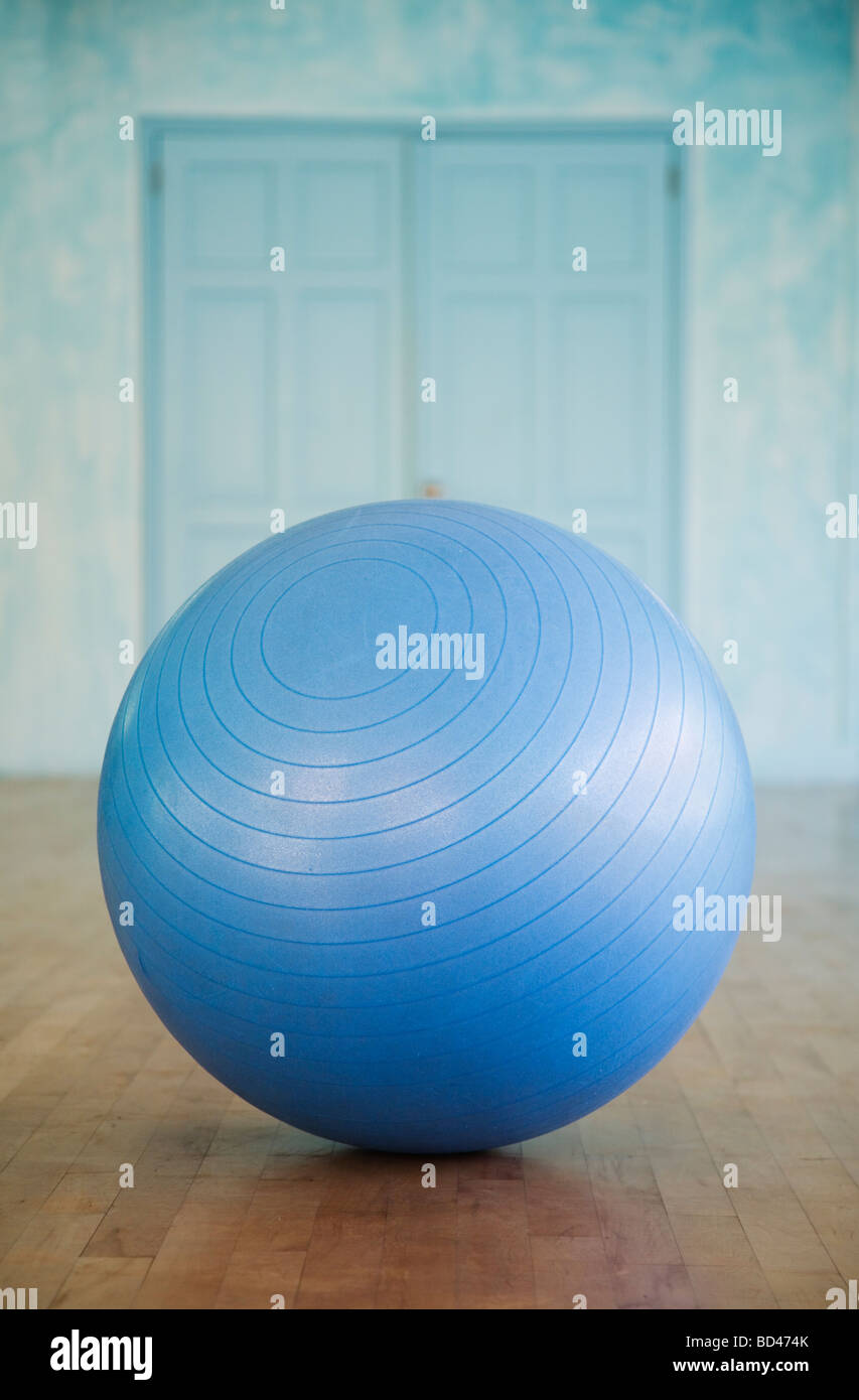 Fitness studio blue pilates balls fotografías e imágenes de alta resolución  - Alamy