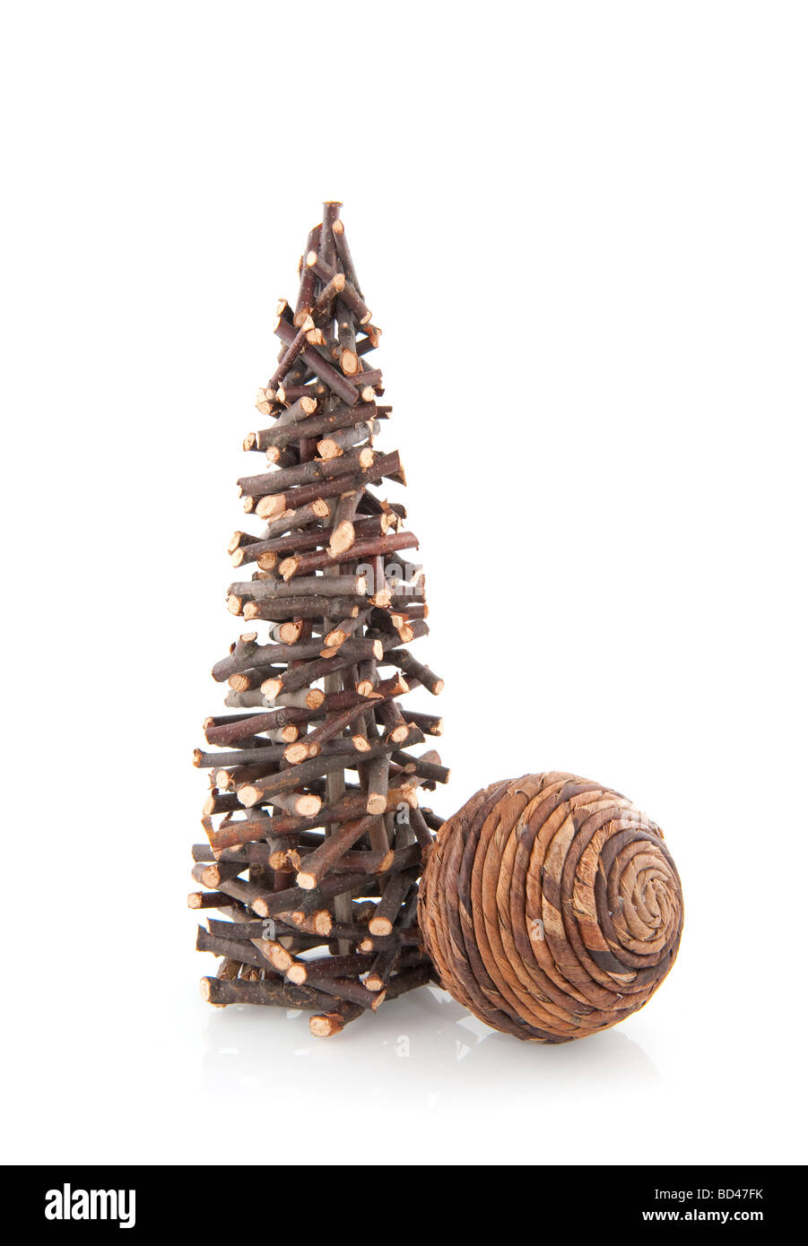 Árbol de Navidad simple y la bola de poca ramitas de madera Foto de stock
