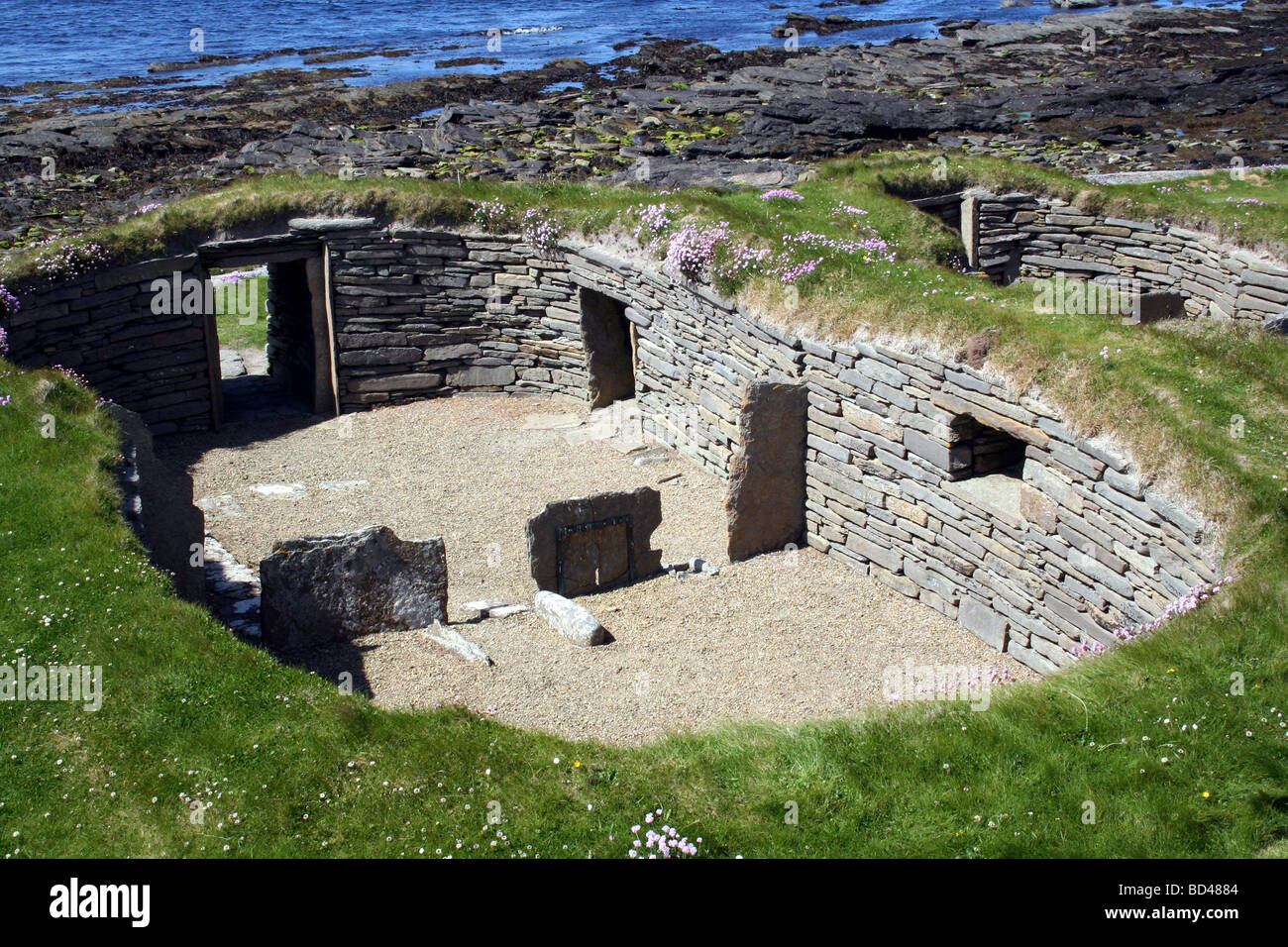 La Knap de Howar en Papa Westray en las Islas Orkney, en Escocia, la casa más antigua conservada en el norte de Europa Foto de stock
