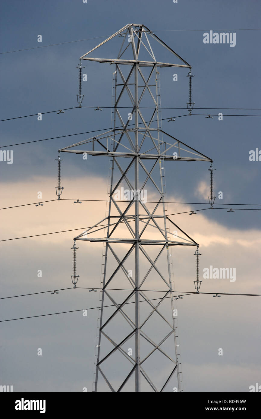 Poste eléctrico con nubes de tormenta en el Lincolnshire Fens Foto de stock