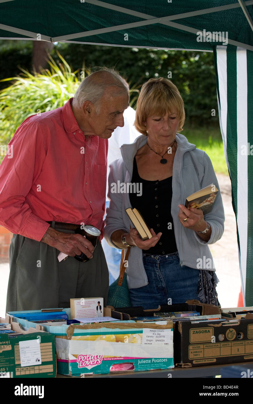 Los visitantes libro examina en calada Oakhanger Village exhiben, Hampshire, Reino Unido. Foto de stock