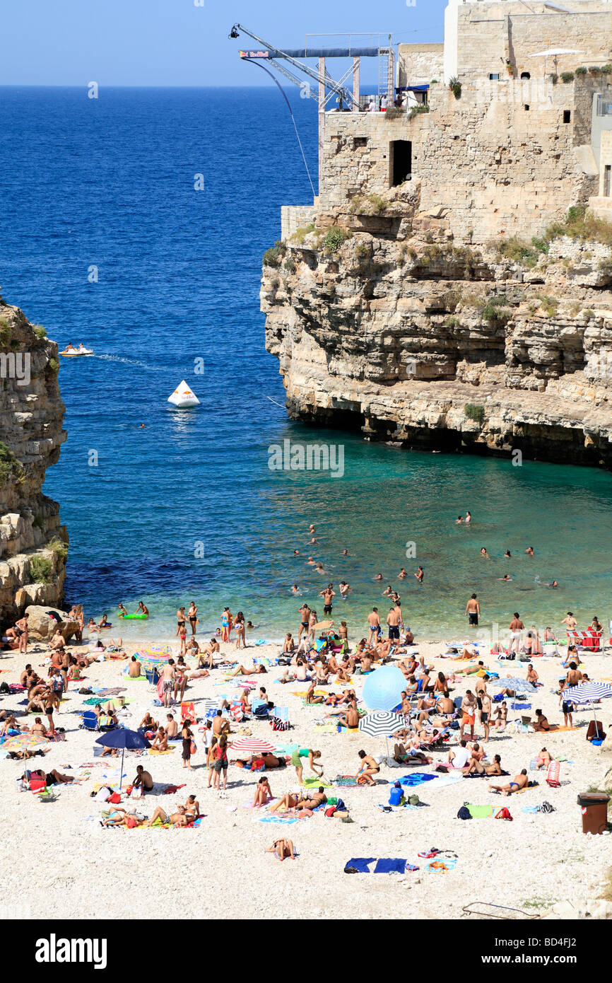 Bañistas que toman el sol en la playa, en Polignano a Mare, Puglia, Italia. Foto de stock