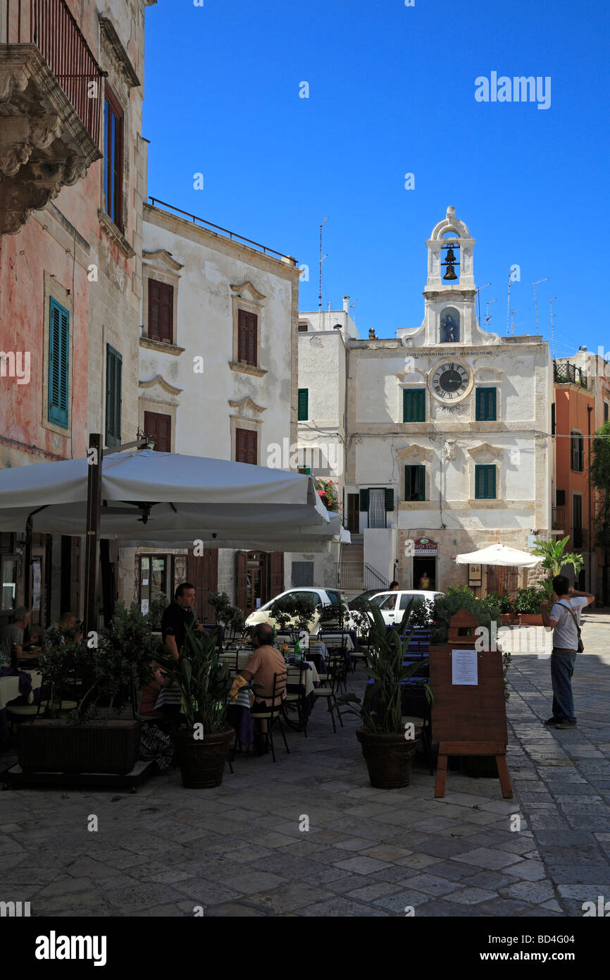 Los comensales en un restaurante de la Piazza Vittorio Emanuele, Polignano a Mare, Puglia, Italia. Foto de stock