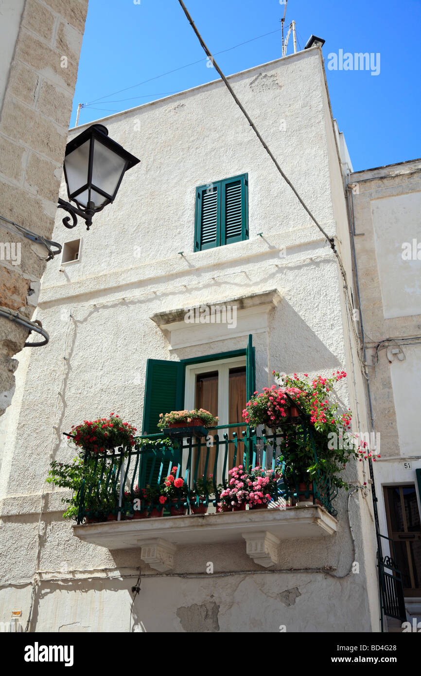 Flores en un balcón, Polignano a Mare Puglia, Italia. Foto de stock