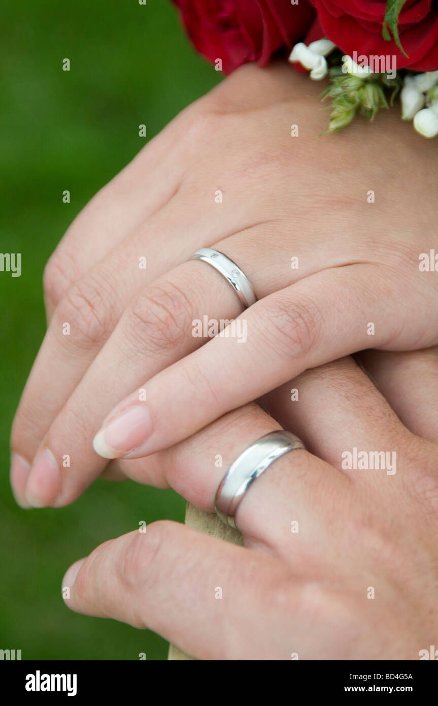 Anillos de boda boda anillo voto votos mano manos día aniversario aniversarios dedo dedos relación amorosa consiguiendo casado m Foto de stock