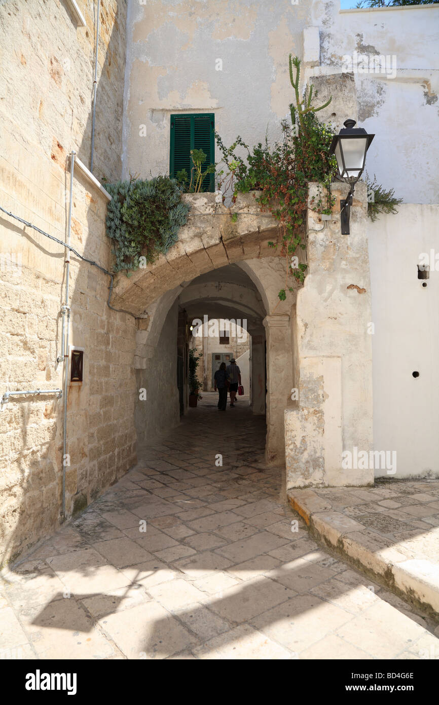 Callejón abovedado en Polignano a Mare, Puglia, Italia. Foto de stock