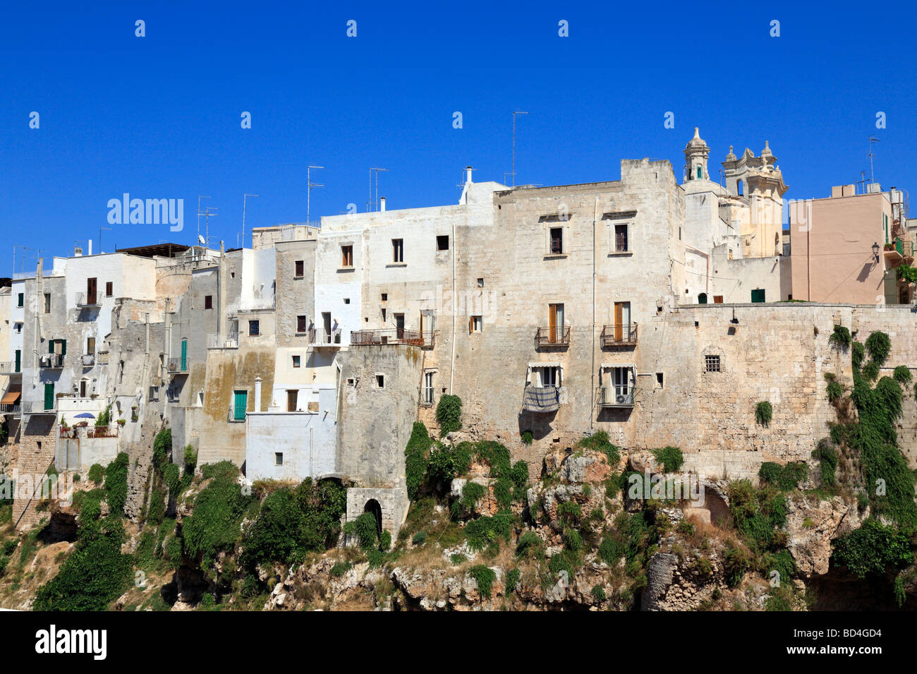 Las casas en los acantilados en Polignano a Mare, Puglia, Italia. Foto de stock