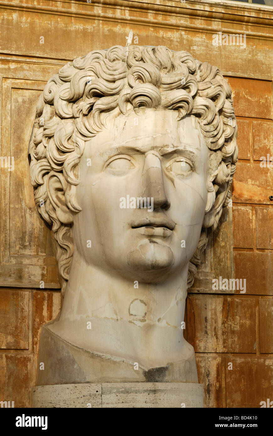 Roma. Italia. Busto gigante del primer emperador romano Caesar Augustus en el Cortile della