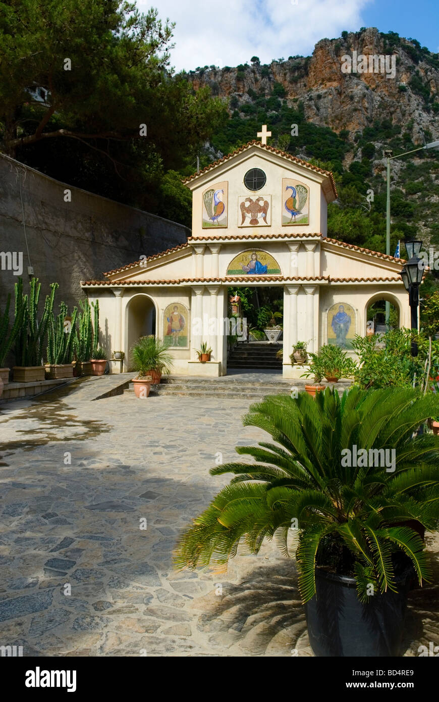La iglesia de St George el Vrahasotis y el Monasterio de la Virgen María el Vigliotissa Foto de stock