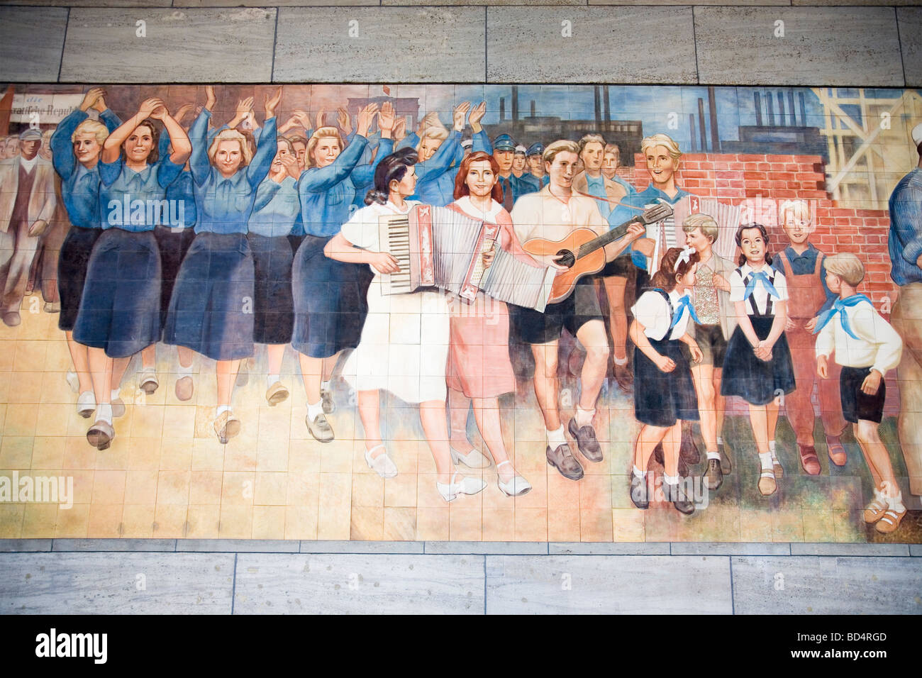 Mural -Aufbau der Republik por Max Lingner en Ministerio de Hacienda alemán, la Wilhelmstrasse, Berlín, Alemania Foto de stock