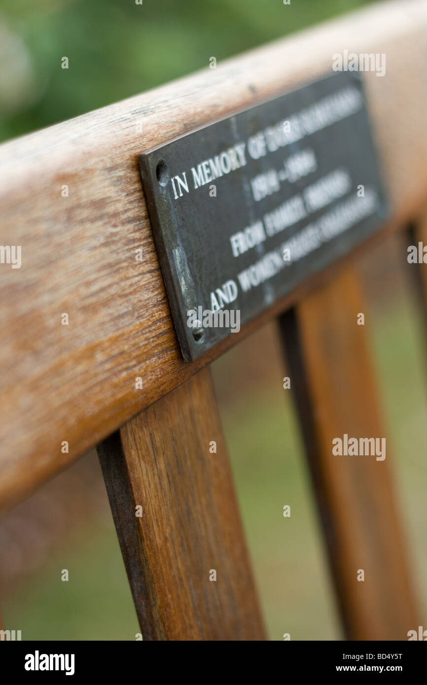 Un banco del parque con un 'En memoria de ' placa Foto de stock