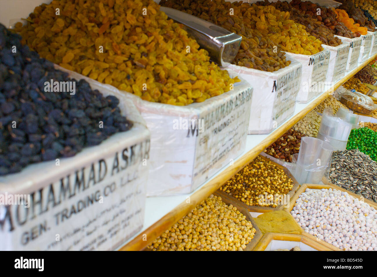 Los frutos secos, los cereales y la muestra en una tienda de especias en Deira, Dubai, Emiratos Árabes Unidos (EAU) Foto de stock