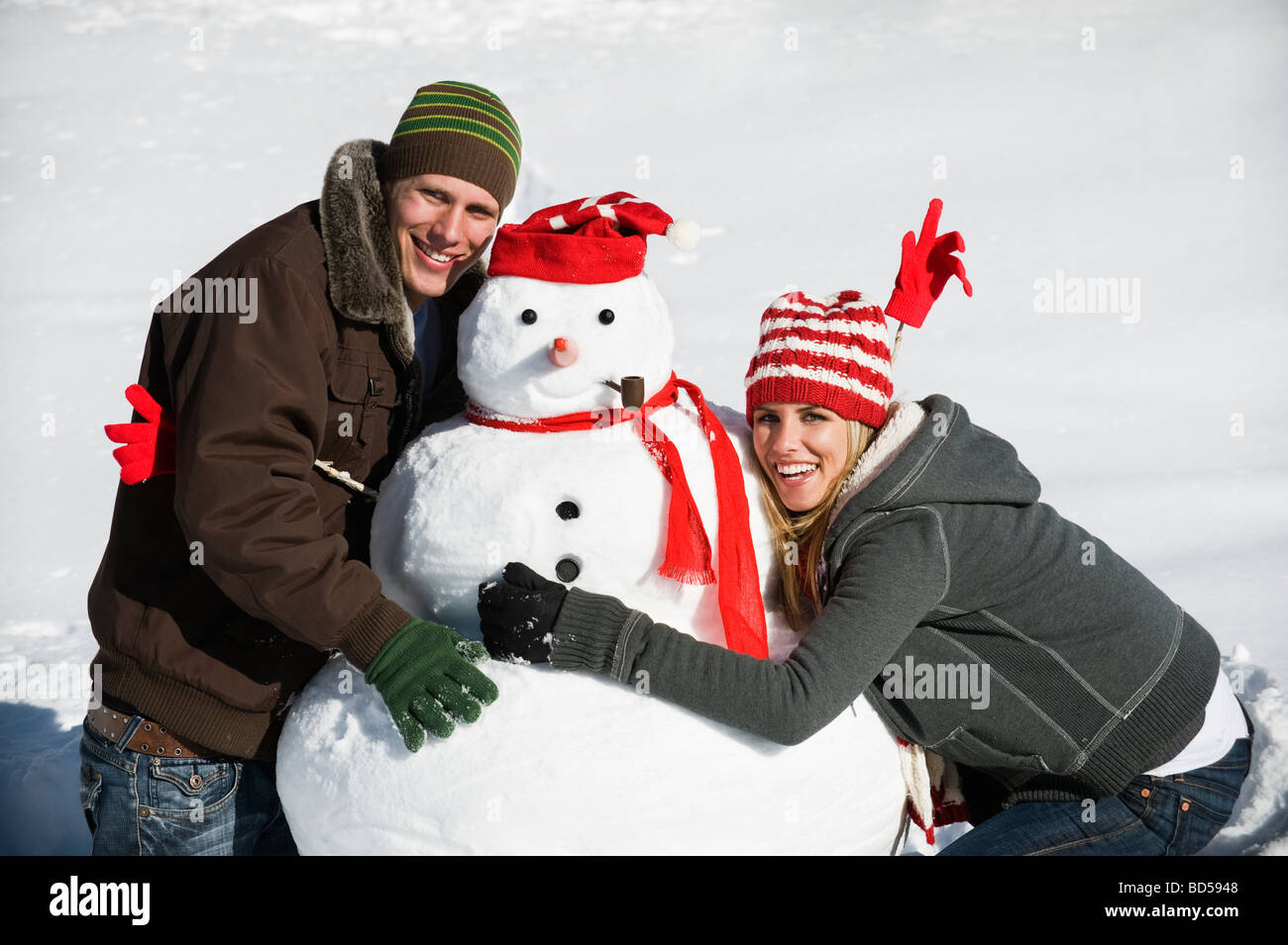 Una Pareja Haciendo Un Muñeco De Nieve Fotografía De Stock Alamy