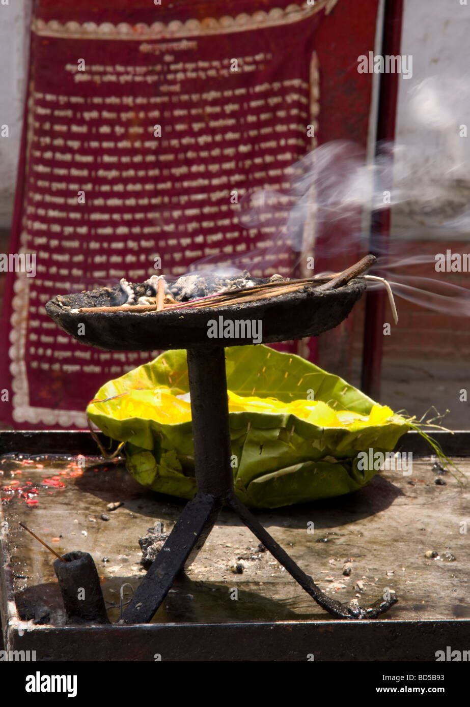 Palitos de incienso ardiendo en un santuario en la plaza Durbar Foto de stock