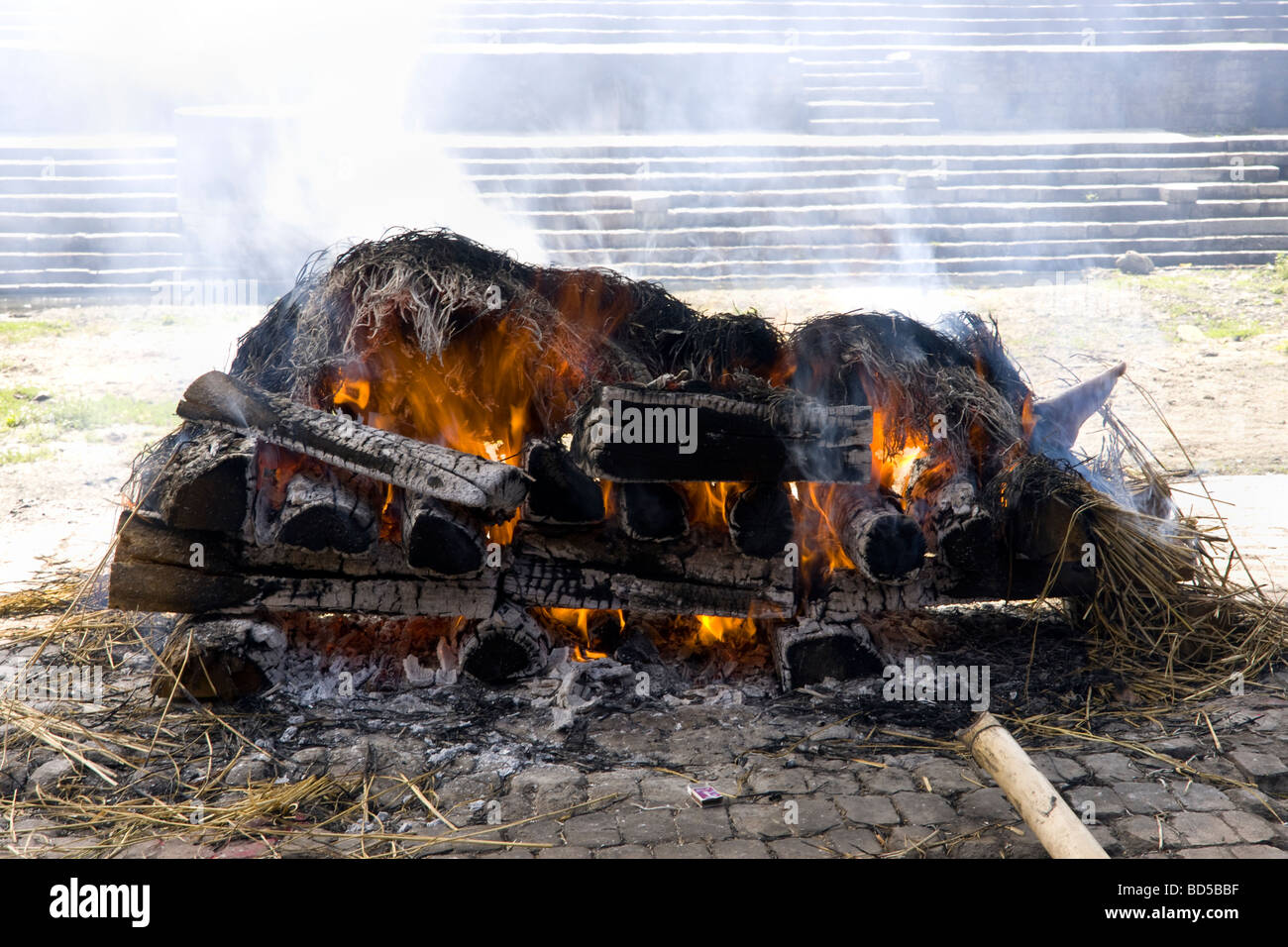 Pira funeraria hindú para la cremación en curso por el río bagmati Foto de stock