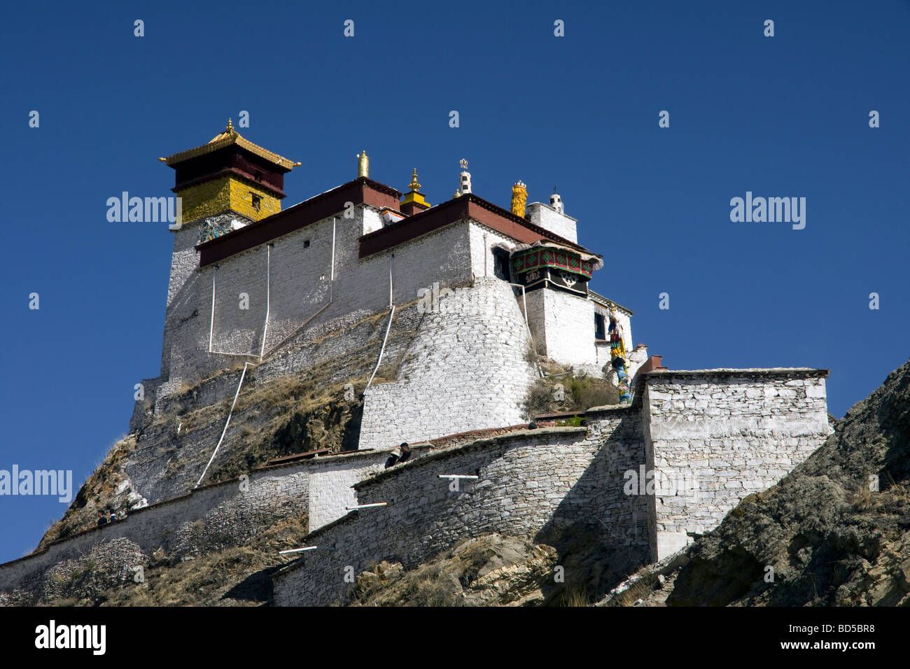 La fortaleza Yumbulagang el edificio más antiguo en el Tíbet Foto de stock