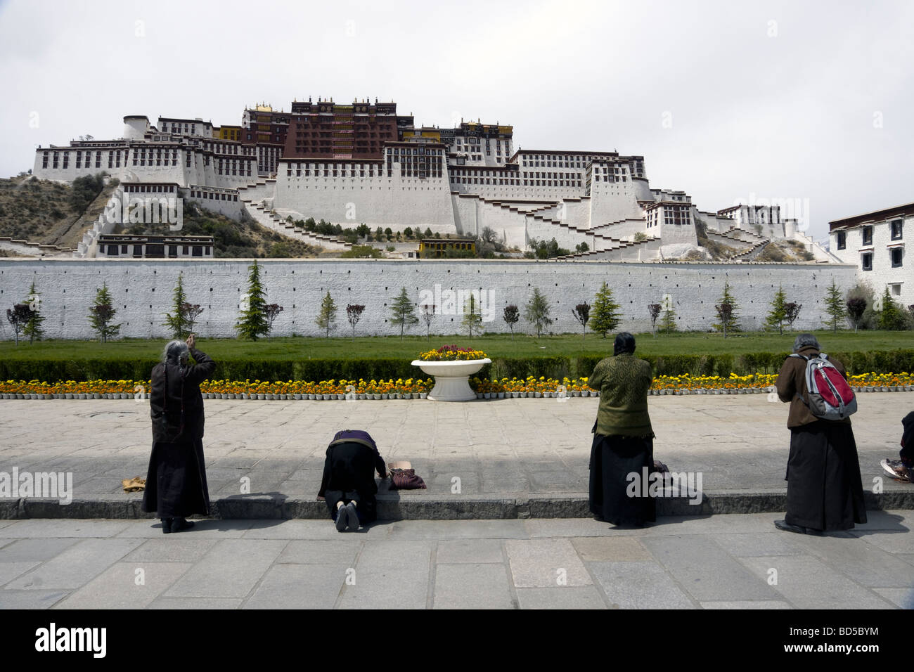 Los peregrinos tibetanos realizando la kora potala Foto de stock