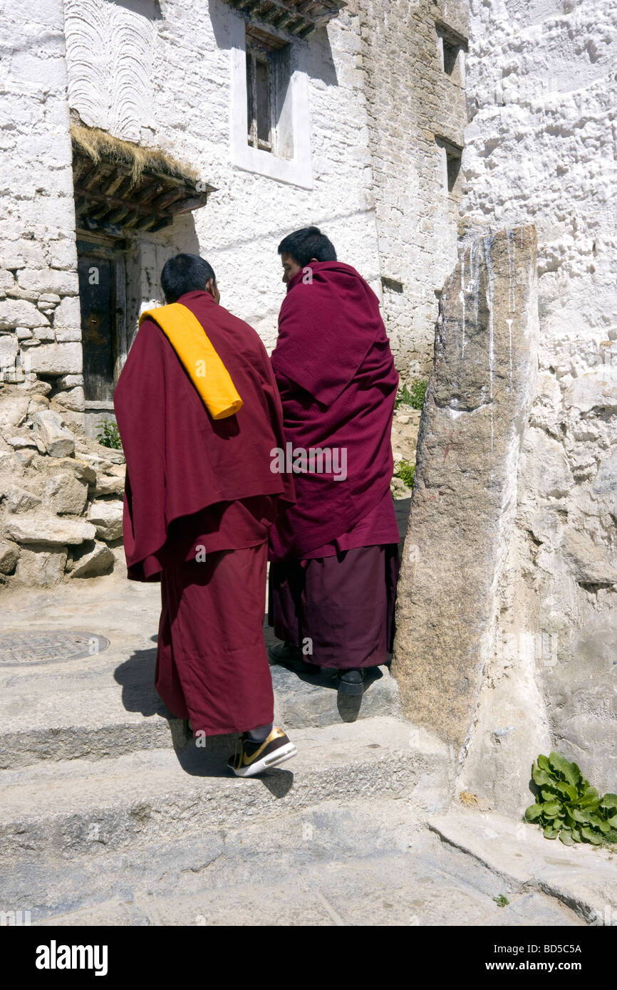 Dos monjes de la secta gelugpa en el monasterio de Drepung Foto de stock