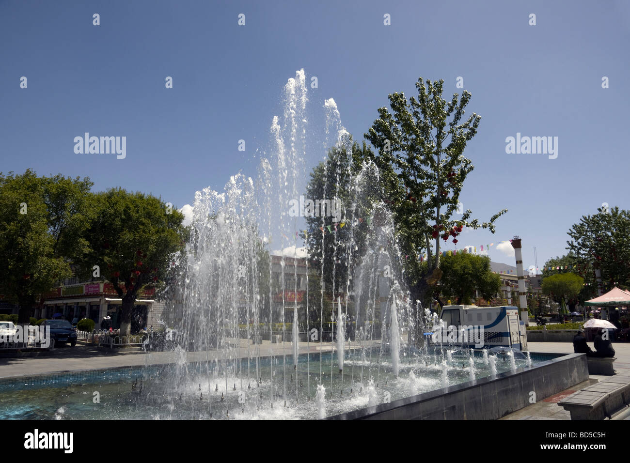 Fuentes de agua en la plaza barkhor lhasa Foto de stock