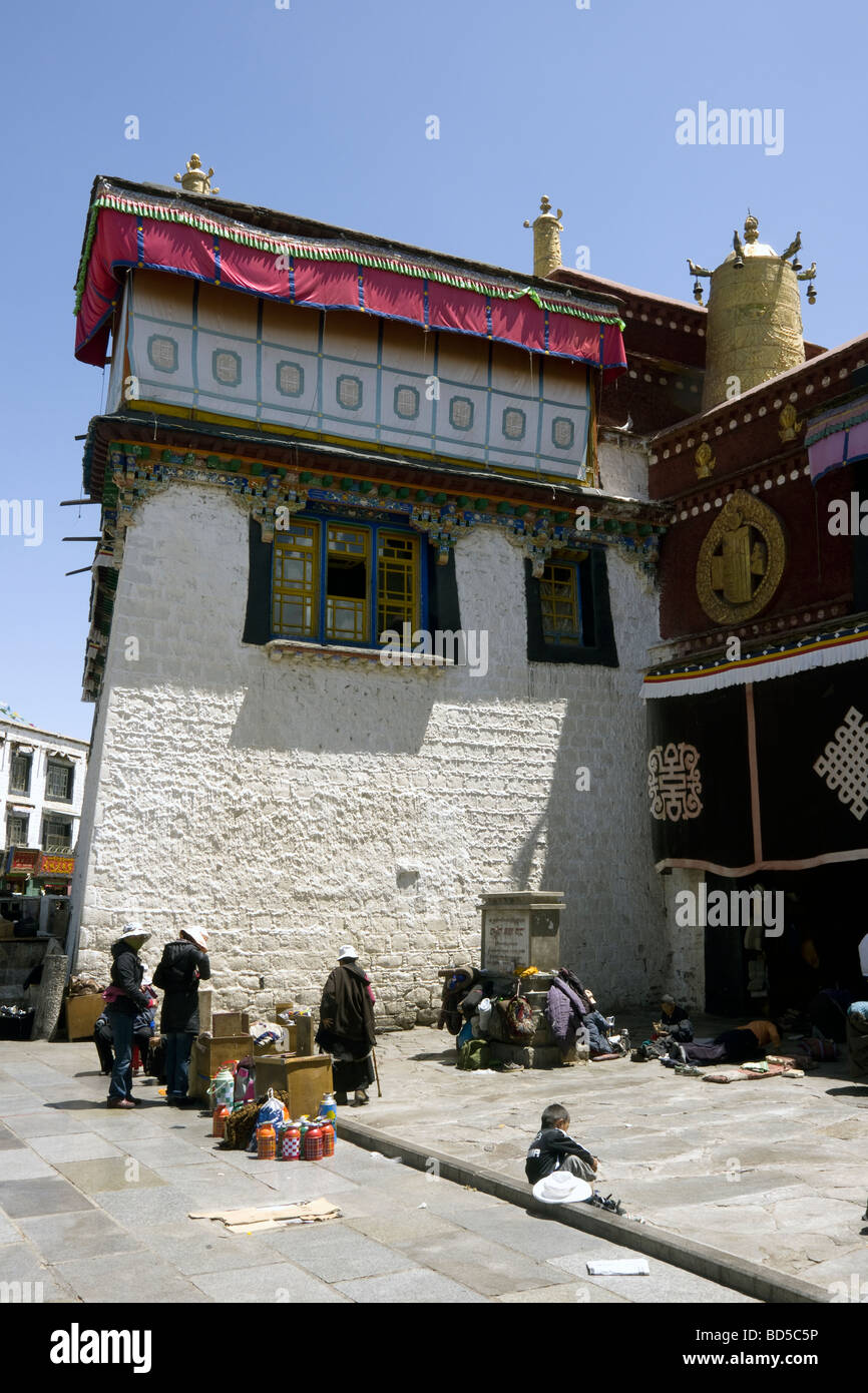 Los peregrinos fuera el Jokhang en barkhor square Foto de stock