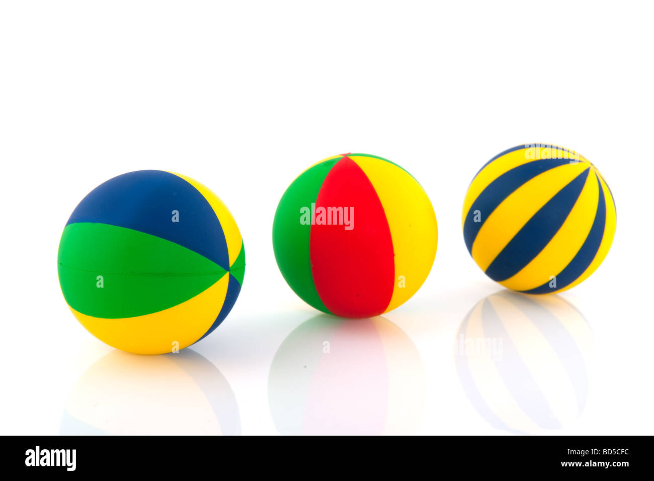 Tres coloridas bolas de juguete aislado sobre blanco Foto de stock