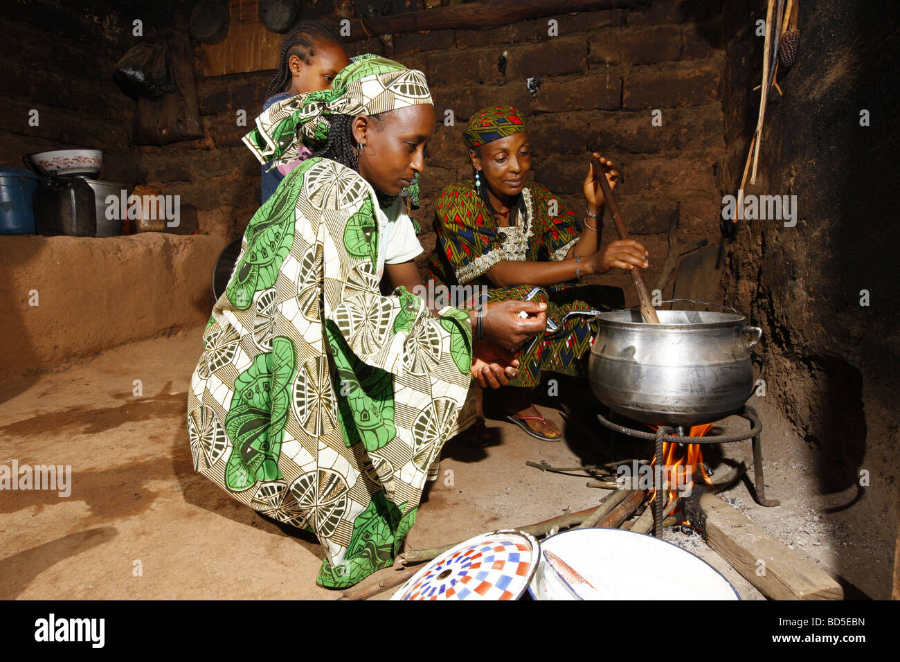 Las mujeres cocinar en la cabaña, la etnia Mbororo, Bamenda, Camerún, África Foto de stock