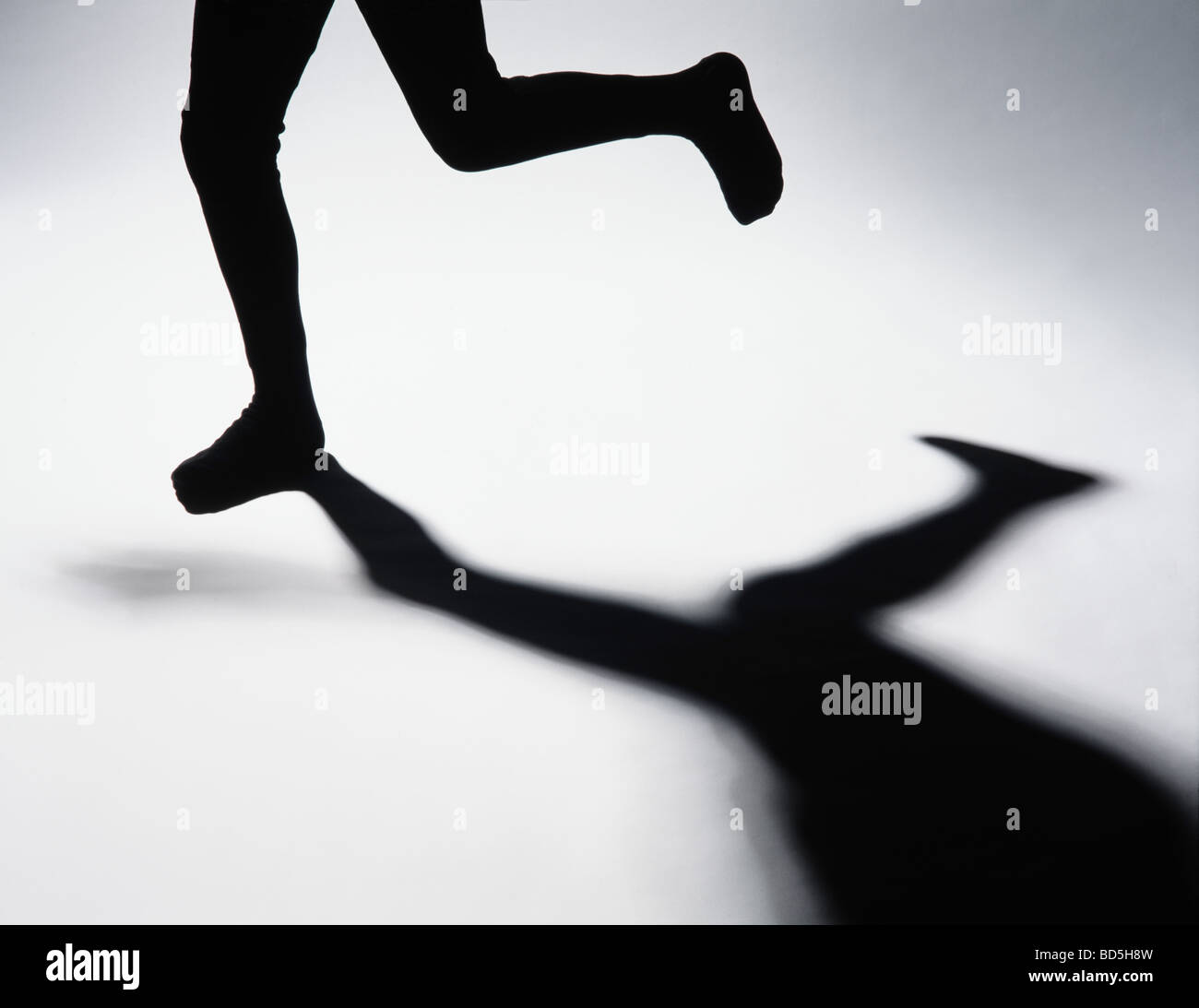 Pareja de chicos de piernas en pantys negro corriendo y fundición fuerte  sombra Fotografía de stock - Alamy