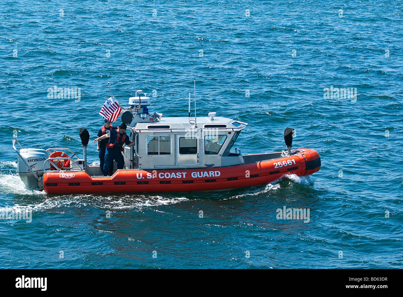 Ee.Uu., Washington, Seattle. Respuesta de la Guardia Costera estadounidense Barco (RB-S) es de 25 pies con dos motores fuera de borda de 225 hp Foto de stock