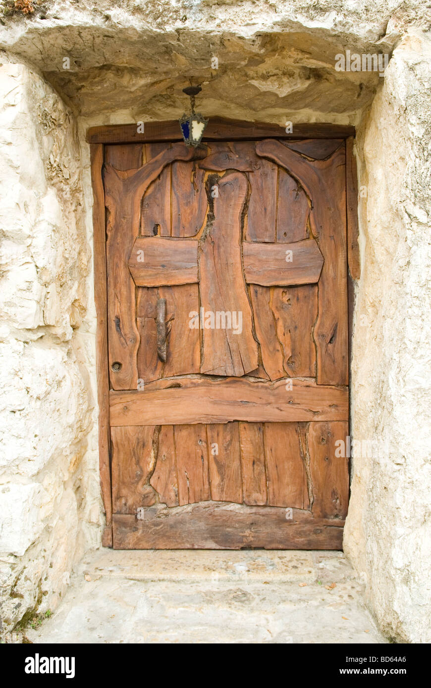 Puerta exterior con cruz fotografías e imágenes de alta resolución - Alamy