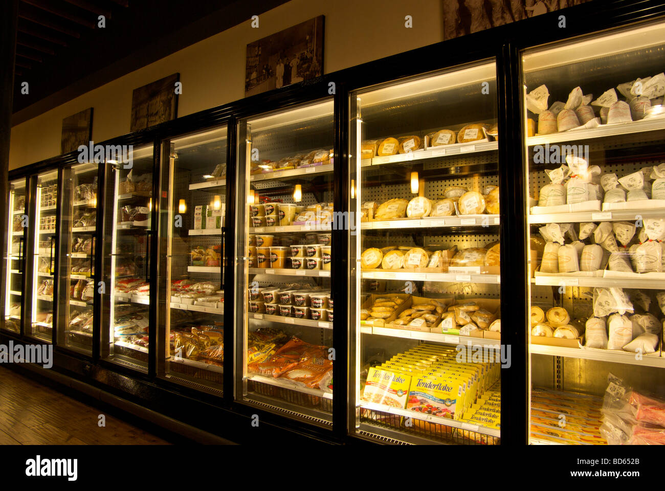 Congeladores verticales vitrina en la pequeña tienda de comestibles al por menor Foto de stock