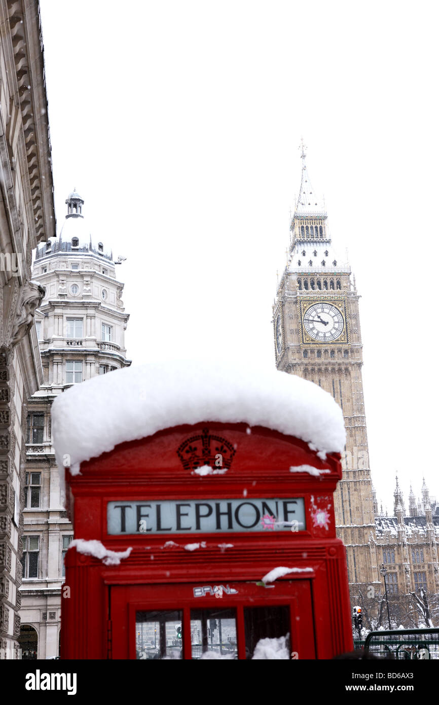 El Big Ben y la cabina telefónica en la nieve. Foto de stock