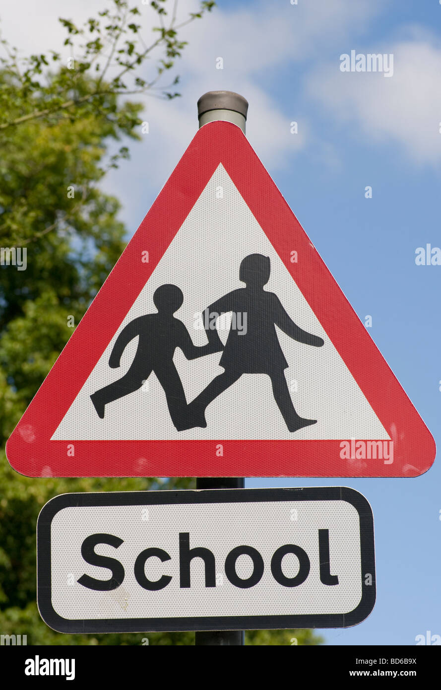 Advertencia triangular School del Reino Unido el tráfico por carretera Signo Foto de stock
