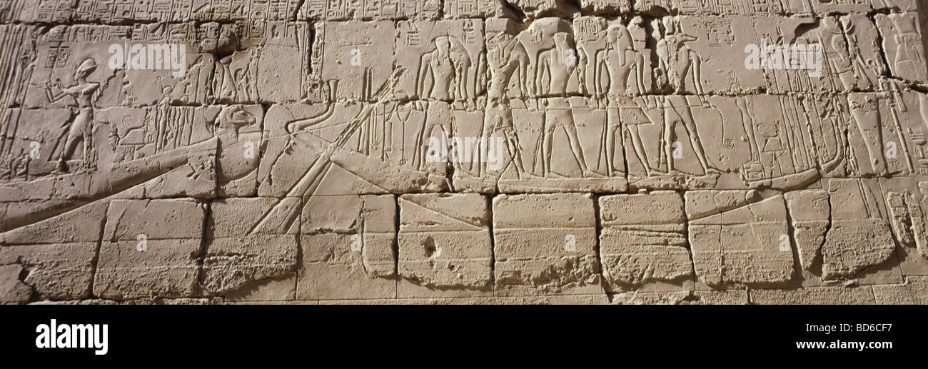 Geografía / viaje, Egipto, Karnak, Templo de Amun-Re, la Pricession del barco, relieve, 3er pilón, construido por el rey Ramesses II (circa 1290 - 1224 AC, XIX Dinastía), Nuevo Reino, Amón, Re, excavación, Tebas, mundo antiguo, antigüedad, bellas artes, escultura, religión, barco, navegación, transporte, África, histórico, histórico, histórico, UNESCO Patrimonio Cultural de la Humanidad / Sitios, mundo antiguo, Foto de stock