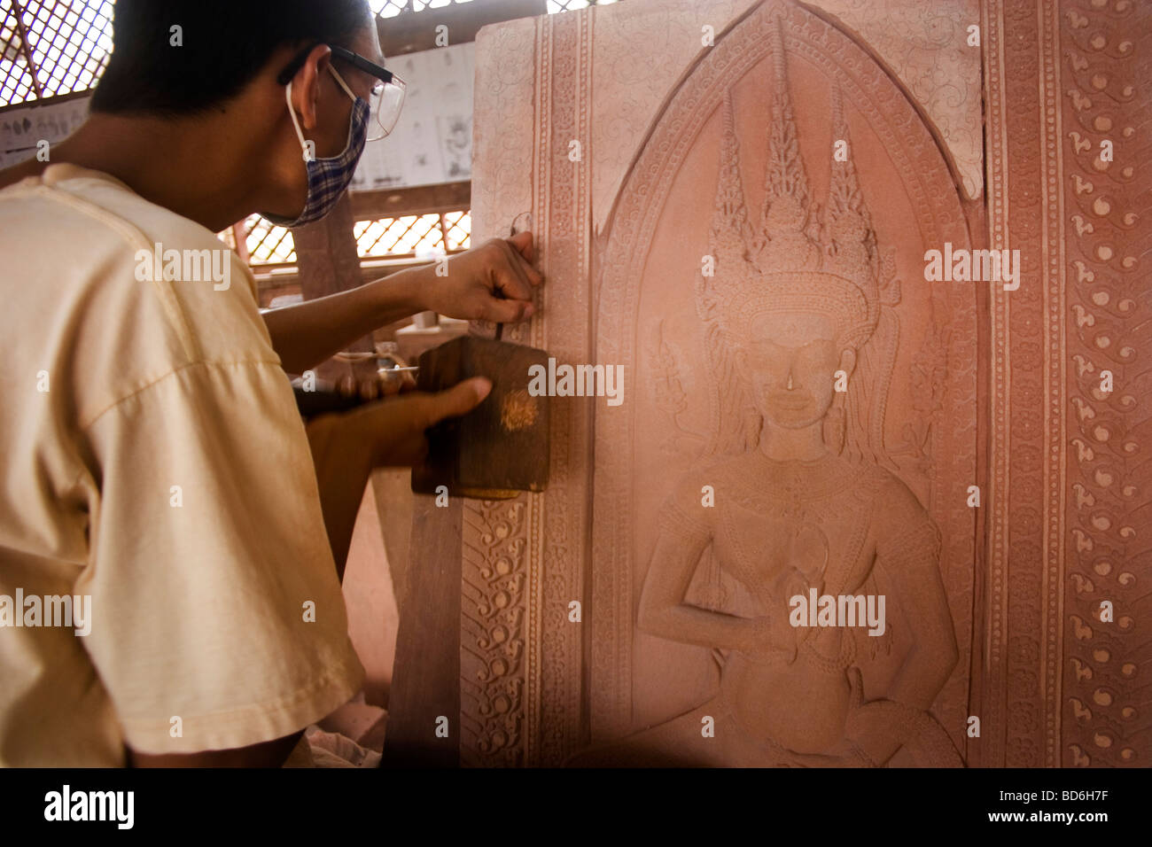 Los artesanos de Angkor es un colectivo de artistas produciendo tallas de madera y piedra haciendo de seda y otras artes tradicionales. Foto de stock