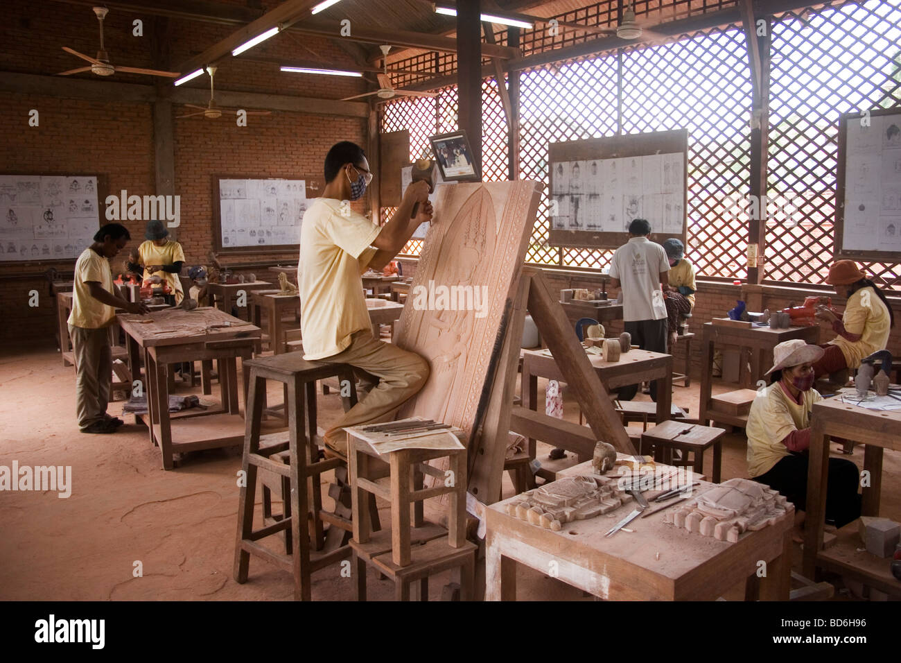 Los artesanos de Angkor es un colectivo de artistas produciendo tallas de madera y piedra haciendo de seda y otras artes tradicionales. Foto de stock