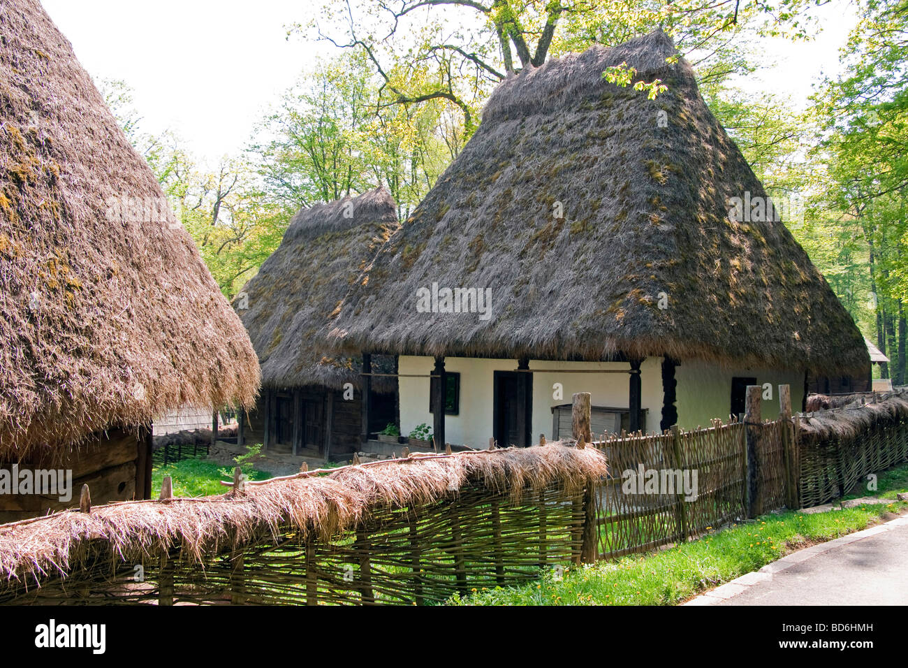 Rumania el Museo de la civilización campesina de folclore tradicional masía con techo de paja, habitan en Sibiu en Transilvania Foto de stock