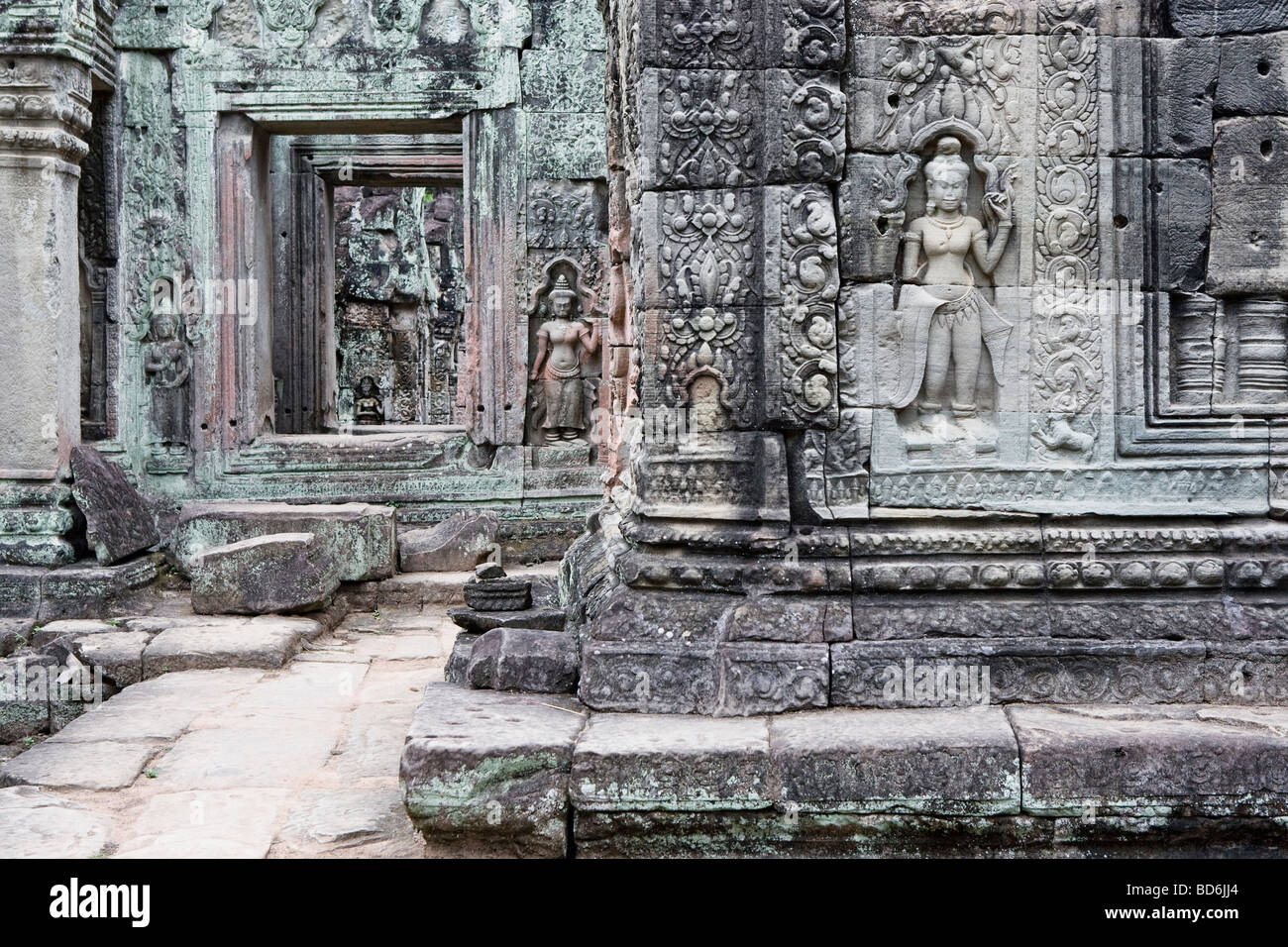 Diseños tallados en bajorrelieve en un templo de Angkor en Camboya Foto de stock