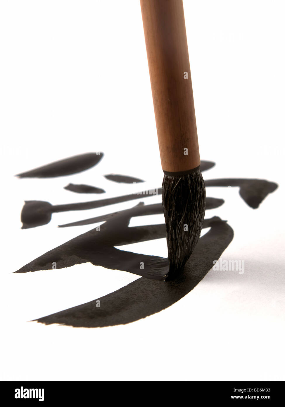 Jeroglífico chino amor dibujado con tinta negra y pincel Foto de stock