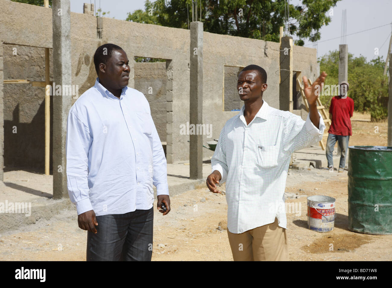 Profesores delante de la escuela recién construida, Mora, Camerún, África Foto de stock