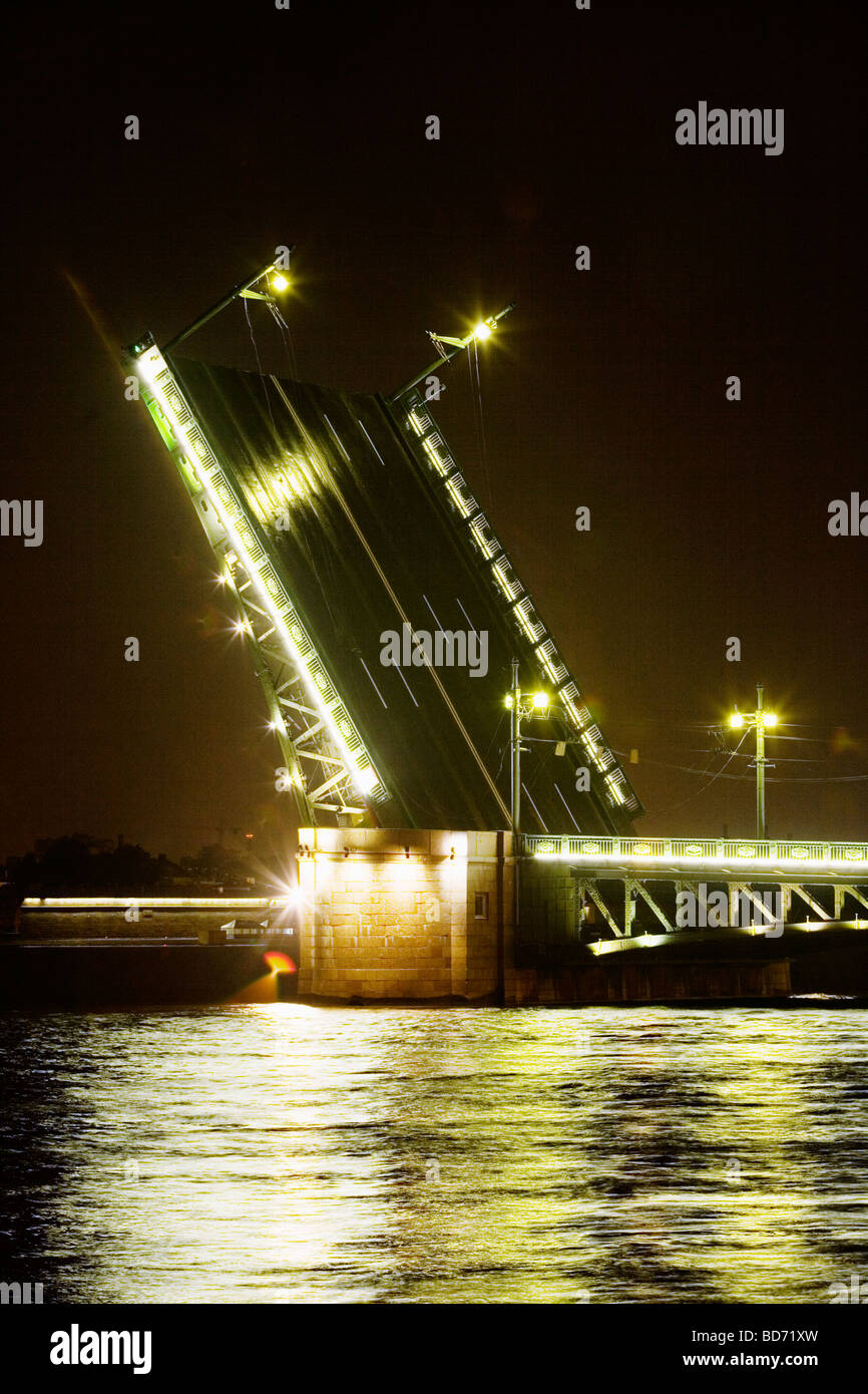 Un puente que cruza el río Neva apertura en una noche de verano en San Petersburgo, Rusia. Foto de stock